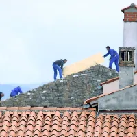 Pri menjavanju strešne kritine je 53-letni delavec pri delu 
stopil na del dotrajane plastične kritine, ki se je udrla pod 
njegovo težo, da je  padel  v notranjost hale podjetja (fotografija je simbolična).