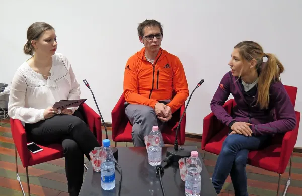 Helena Čehovin Gerželj, Luka Fonda in Mina Markovič na zadnjih Premikih v Kosovelovi sobi.


