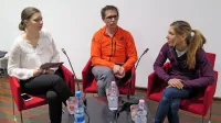 Helena Čehovin Gerželj, Luka Fonda in Mina Markovič na zadnjih Premikih v Kosovelovi sobi.

