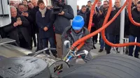  Z utekočinjenim zemeljskim plinom iz polnilnice v Sežani so 
napolnili tovornjak podjetja Autamarocchi.  