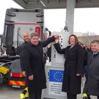 Tako so gumb, ki je sprožil prvo polnjenje rezervoarja 
tovornjaka na UZP na črpalki v Sežani stisnili (z leve) Tomaž 
Grm, sežanski župan Davorin Terčon, Violeta Bulc in Peter 
Gašperšič.  