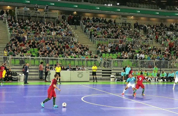 Stožice bodo danes še precej bolj zasedene kot na nedavni 
prijateljski tekmi Slovencev (v modrem Anže Širok) in Portugalcev.