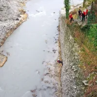 Pripadnikoma državne enote za  varstvo pred NUS severnoprimorske regije so na pomoč priskočili tudi tolminski 
gorski reševalci.