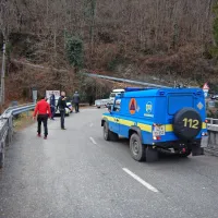 Tolminska policista sta cesto čez most dvakrat zaprla za ves 
promet. 