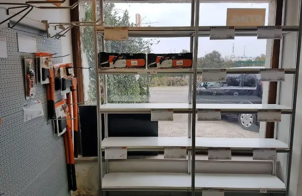 Za vlomilci so ostale prazne police.