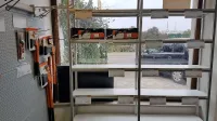 Za vlomilci so ostale prazne police.