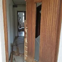 Neznanci so v trgovino vlomili skozi zadnja vrata. 