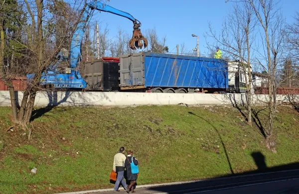 Na postaji v Pivki pretovarjajo odpadne kovine nad cesto in nad glavami pešcev.  