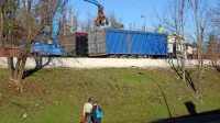 Na postaji v Pivki pretovarjajo odpadne kovine nad cesto in nad glavami pešcev.  