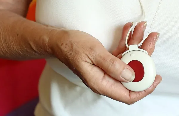 Gumb za hitro pomoč je uveljavljena in dostopna tehnologija, 
ki potrebuje le telefonsko linijo.