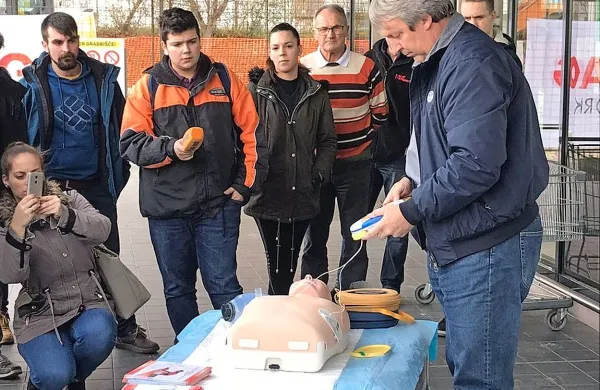 Denis Kekič je v petek pred Hoferjevo trgovino pokazal, kako se uporablja defibrilator. 
