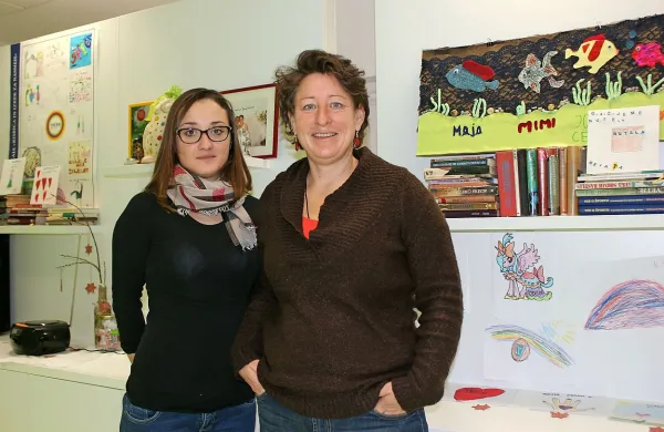 Vodja postojnske Točke moči dr. Nina Vanita Hočevar (desno) 
s sodelavko Petro Gavranović. 