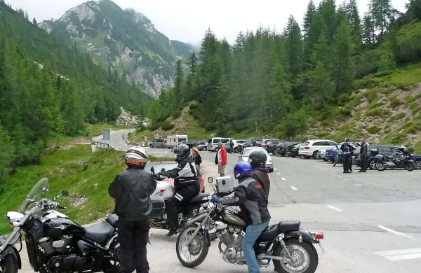  Brez avtobusnih povezav bi bila poletna gneča na Vršiču  še 
hujša. 