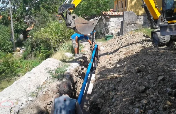 Tako so lani poleti delavci Rižanskega vodovoda gradili 
vodovodno omrežje v Loki.