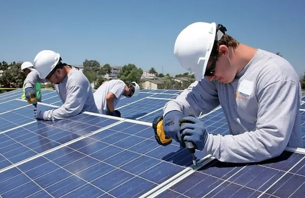 Elektrikarji, ki se bodo vpisali v nov program, se bodo naučili 
montaže elektronskih in energetskih naprav - denimo 
sončnih celic.