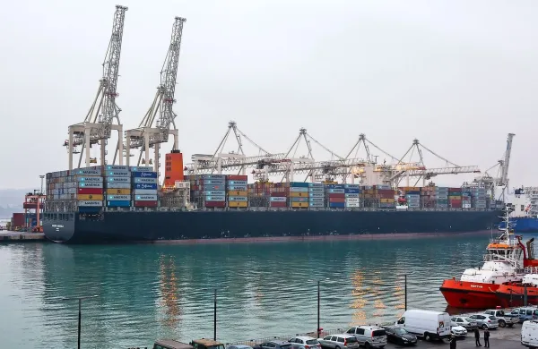 Tudi 366 metrov dolga matica Maersk Emerald bo v Kopru dlje kot običajno, ker se žerjavisti, kot pravijo, pri delu bojijo hiteti. 