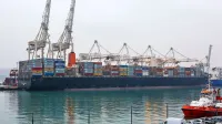Tudi 366 metrov dolga matica Maersk Emerald bo v Kopru dlje kot običajno, ker se žerjavisti, kot pravijo, pri delu bojijo hiteti. 