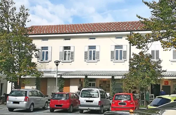 Obtoženi 29-letnik iz okolice Ajdovščine je v gostinskem lokalu na Lavričevem trgu sredi 
Ajdovščine oktobra lani zabodel natakarja, ker je bil jezen nanj.