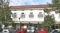 Obtoženi 29-letnik iz okolice Ajdovščine je v gostinskem lokalu na Lavričevem trgu sredi 
Ajdovščine oktobra lani zabodel natakarja, ker je bil jezen nanj.