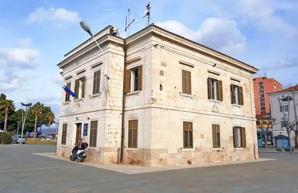 Stavbo luške kapitanije so zgradili  iz klesancev belega 
istrskega kamna. 