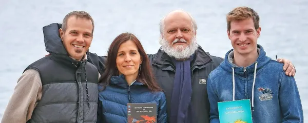 Raziskovalci z Morske biološke postaje Piran (z leve) dr. 
Borut Mavrič, dr. Martina Orlando-Bonaca, dr. Lovrenc Lipej 
in mag. Domen Trkov z zadnjima monografijama, ki 
razkrivata novo pestrost in lepoto slovenskega morja.
