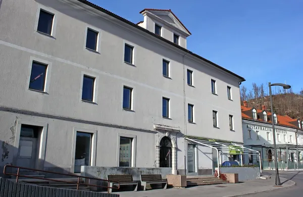  Stečajni upravitelj Epica bo za stavbo stare banke objavil 
javno dražbo, občina opozarja, da mora imeti pravico sodelovanja pod enakimi pogoji. 