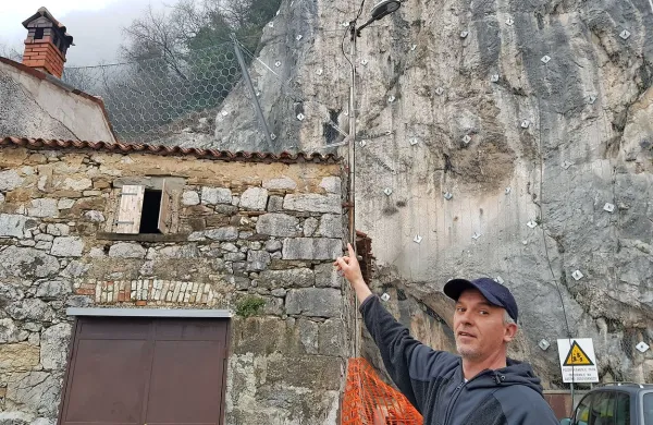 Domačin Dejan Maleševič je zadovoljen, da bodo zdaj 
mirneje spali, saj so na brežine namestili posebne lovilne 
mreže, ki bodo prestregle kamenje. 