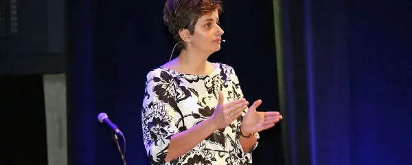 Sanela Banović Slovencem svetuje: Objemajte se!