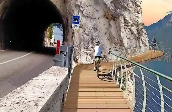Visečo konstrukcijo za kolesarje v obliki obroča bodo speljali 
140 kilometrov tik ob bregovih Gardskega jezera. 