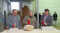 S kamnoseškim orodjem  so delavnico včeraj odprli direktor 
Visokošolskega središča Sežana Peter Medica, sežanska 
podžupanja Ljubica Jelušič in ravnatelj Višje strokovne šole  
Anton Marn.