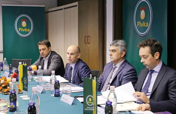 Predstavitve Pivkinih načrtov v Kromberku sta se udeležila 
tudi novogoriški župan Matej Arčon (levo) in Mipov upravitelj 
Marko Zaman (desno).