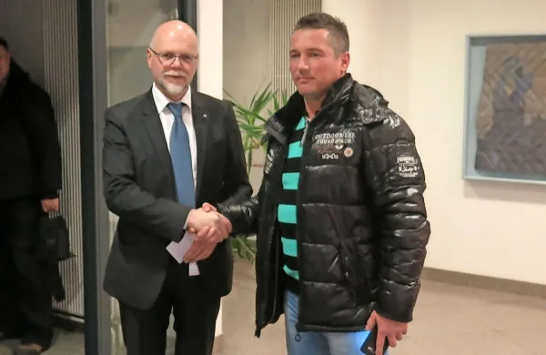 Predsednik uprave Luke Koper Dimitrij Zadel in predstavnik 
sindikata žerjavistov Mehrudin Vuković sta si po sklenitvi 
dogovora segla v roke.