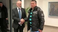 Predsednik uprave Luke Koper Dimitrij Zadel in predstavnik 
sindikata žerjavistov Mehrudin Vuković sta si po sklenitvi 
dogovora segla v roke.