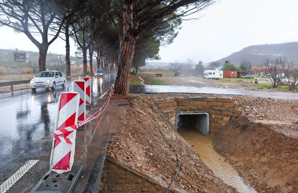 Za večjo pretočnost pod svojim cestnim dovozom je poskrbel tudi zasebnik, ki so ga v preteklosti krivili za poplave v 
Strunjanu.  