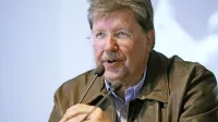 Igor Bavčar poudarja, da je pomemben tudi ženin nefinančni 
delež oziroma njena skrb za družino, ki je on v času 
osamosvajanja skorajda ni videl. 