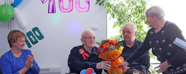 Čestitke predstavnice borčevskega združenja Emilije Glavina. Čuček med sorodnico Miro Korelič in sinom Leopoldom 
Čučkom mlajšim.  