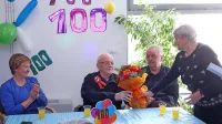 Čestitke predstavnice borčevskega združenja Emilije Glavina. Čuček med sorodnico Miro Korelič in sinom Leopoldom 
Čučkom mlajšim.  