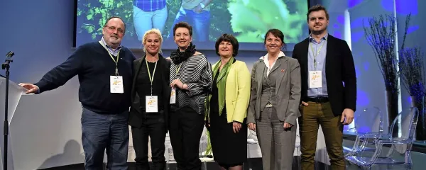 O pomenu gastronomskih vodnikov za turistično rabo so v ponedeljek na konferenci v okviru Gourmet Cupa  v 
Ljubljani govorili (z leve): Paolo Marchi, Ana Roš, Justyna Adamczyk, Eva Štravs Podlogar, Petra Stušek in Toni 
Tomašek.  borut živulović/bobo