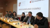 O prihodnosti kamna  so na okrogli mizi spregovorili (z leve): 
Anton Marn, Jernej Bortolato, Petra Pika Moze,  Snježana 
Miletić, Igor Milavec in Andrej Kos.