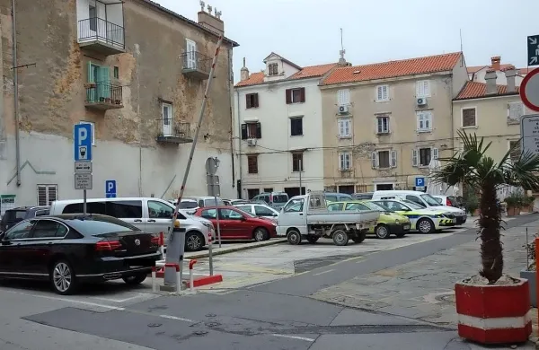 Vozilo direktorja piranske občinske uprave je naš bralec ovekovečil na mestu, kjer je dovoljen le 15-minutni postanek.