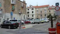 Vozilo direktorja piranske občinske uprave je naš bralec ovekovečil na mestu, kjer je dovoljen le 15-minutni postanek.