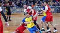 Pokalna tekma je ponudila tudi precej ostrih prijemov v 
obrambi, tako so Slovanovci  skušali onemogočiti domačega 
hrusta Grego Krečiča.
