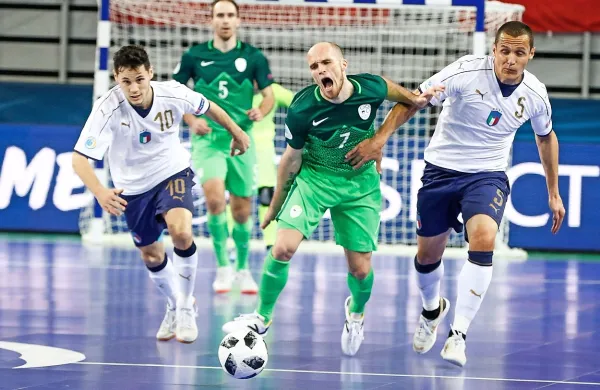 Osrednji junak tekme v Stožicah je kapetan Igor Osredkar, ki 
so se ga gostje lotevali tudi z ostrejšimi prijemi.