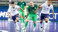 Osrednji junak tekme v Stožicah je kapetan Igor Osredkar, ki 
so se ga gostje lotevali tudi z ostrejšimi prijemi.