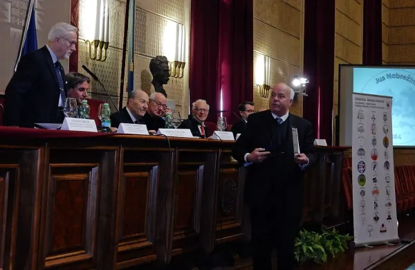 Na posvetu v veliki dvorani tržaške univerze so se zbrali vsi, 
ki so se leta borili za zakon, med njimi poslanec Giorgio 
Pagliari, ustavni sodnik Paolo Grossi in predsednik državne 
konzulte Karlo Grgič (drugi, tretji in sedmi z leve).