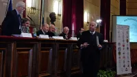 Na posvetu v veliki dvorani tržaške univerze so se zbrali vsi, 
ki so se leta borili za zakon, med njimi poslanec Giorgio 
Pagliari, ustavni sodnik Paolo Grossi in predsednik državne 
konzulte Karlo Grgič (drugi, tretji in sedmi z leve).