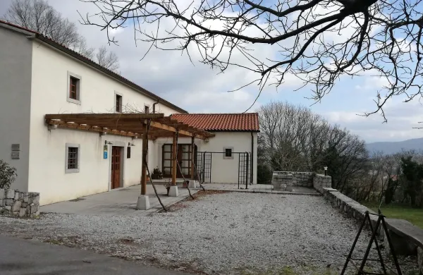 V Delezovi domačiji v parku Škocjanske jame bodo v dveh 
letih obnovili biološko, geološko in arheološko zbirko, v 
bližnjih stavbah - J'kopinovem in Jurjevem skednju etnološki 
zbirki, v informacijskem centru pa zbirko o zgodovini raziskovanja Škocjanskih jam.  