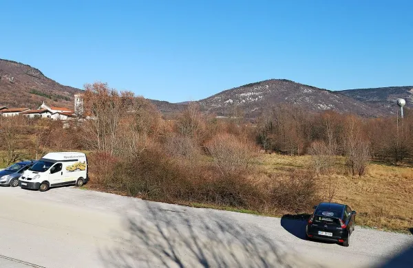 Bodoča cona se začenja na robu parkirišča Merkurjeve trgovine in sega vse do območja nekdanjega Mipa (v ozadju je viden vodni stolp). 