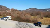 Bodoča cona se začenja na robu parkirišča Merkurjeve trgovine in sega vse do območja nekdanjega Mipa (v ozadju je viden vodni stolp). 