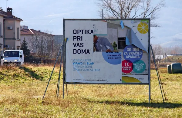 Na Slapu bi radi imeli  optično omrežje, a  imajo za zdaj le obledel 
in zavajajoč reklamni pano.  